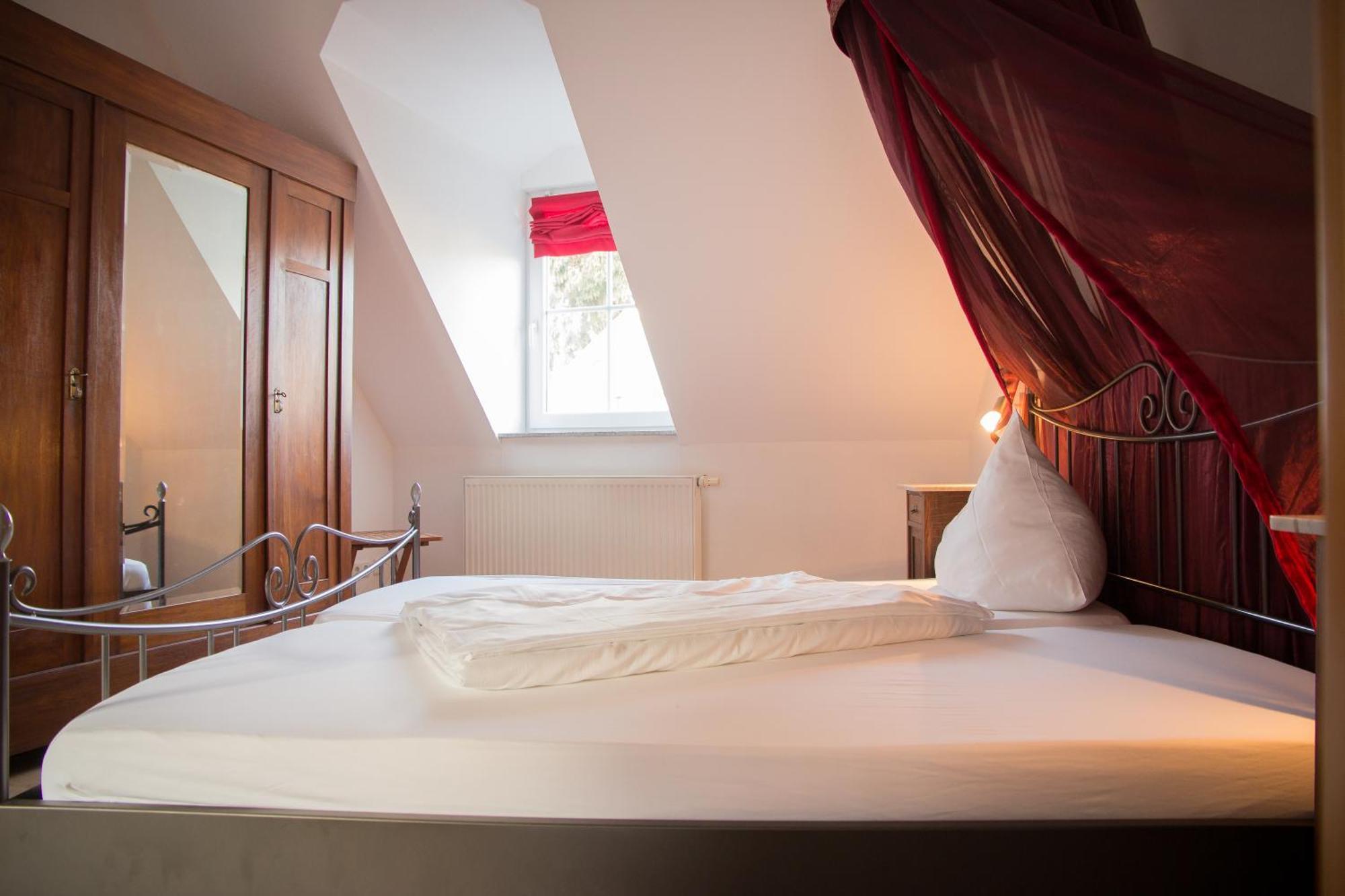 Weingut Weinstube Weinhotel Wolf Harxheim 외부 사진