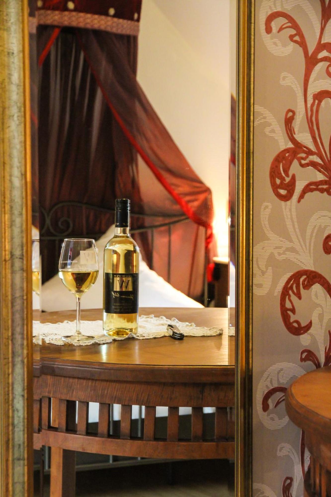 Weingut Weinstube Weinhotel Wolf Harxheim 외부 사진