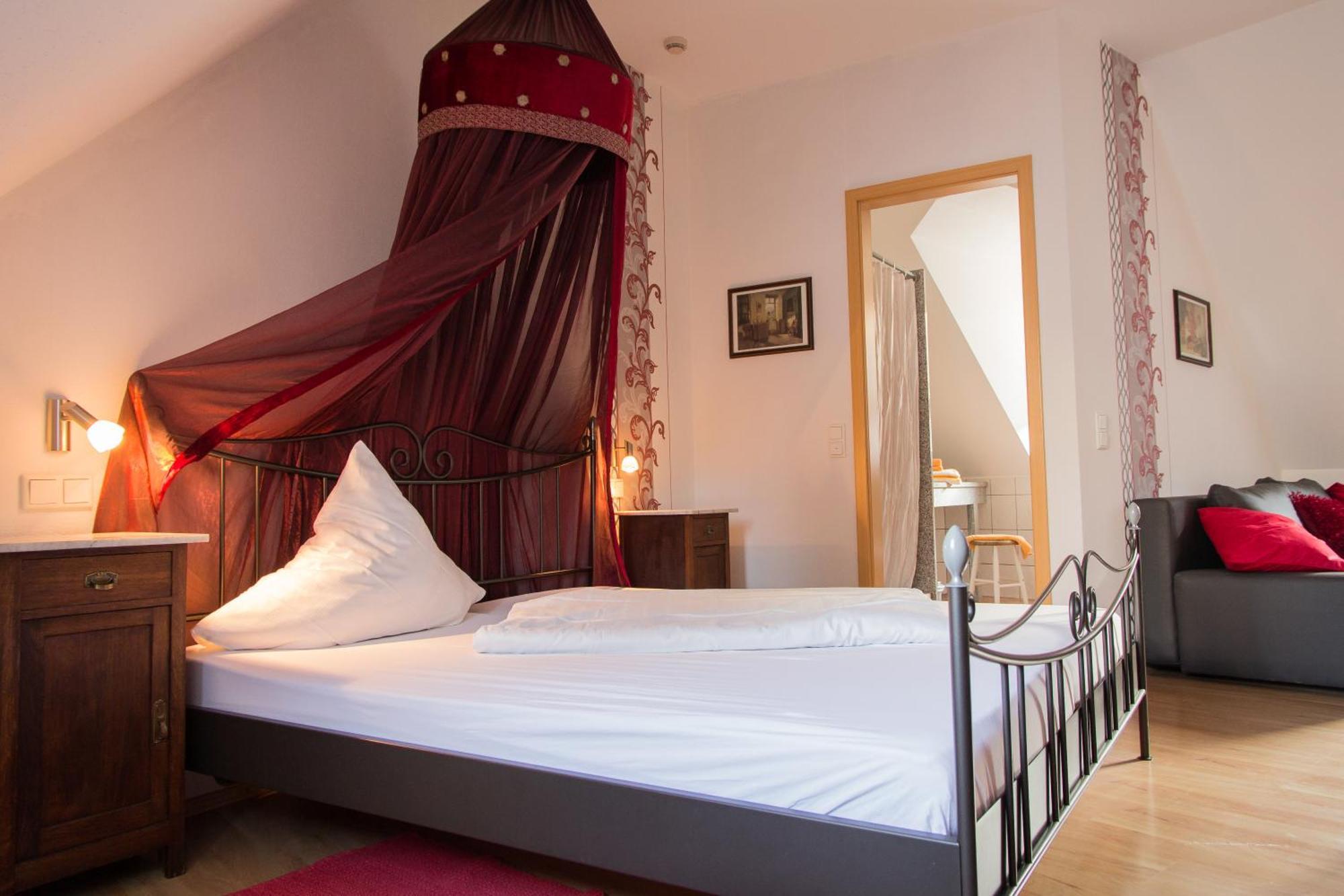 Weingut Weinstube Weinhotel Wolf Harxheim 외부 사진
