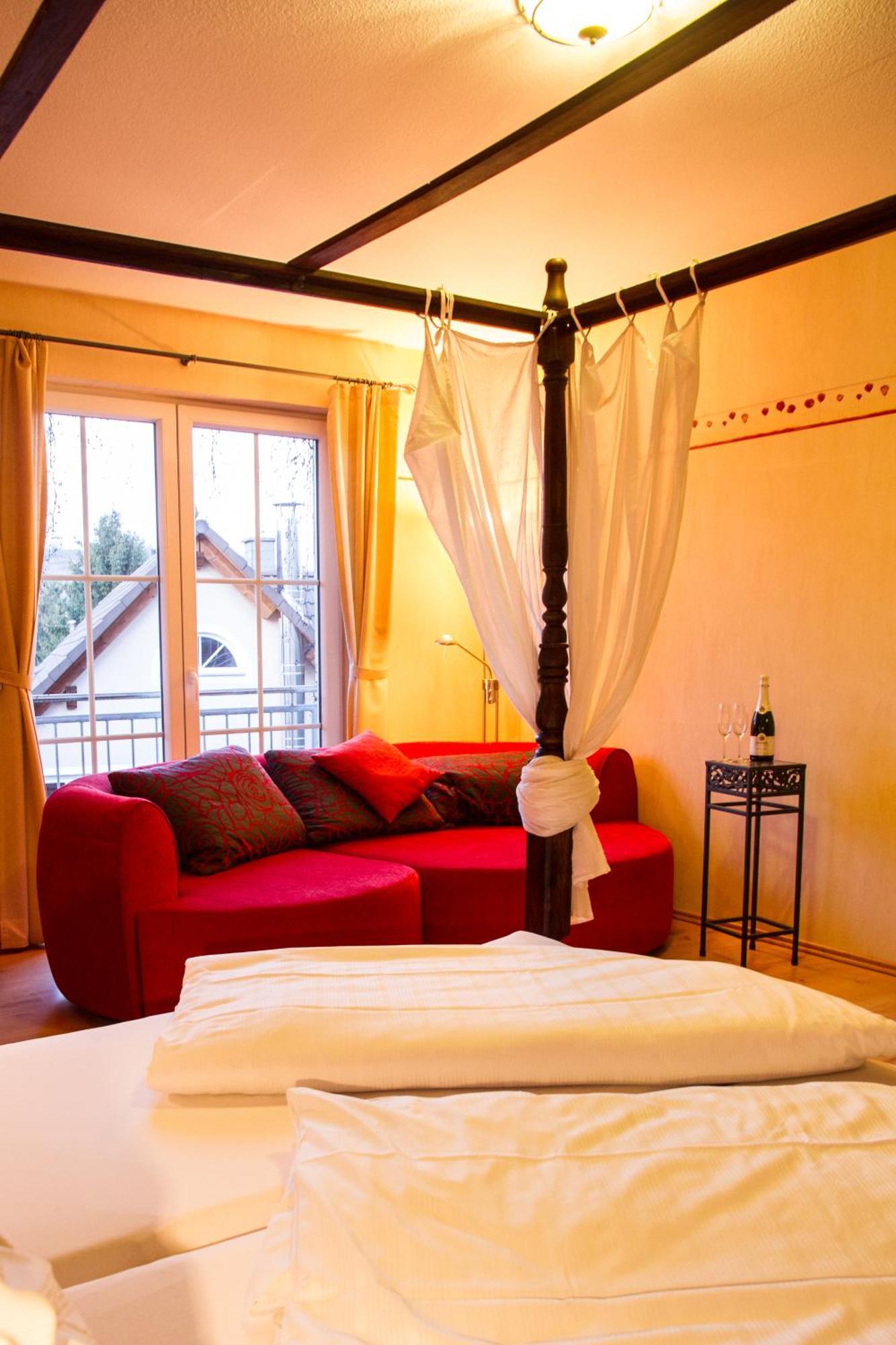 Weingut Weinstube Weinhotel Wolf Harxheim 외부 사진