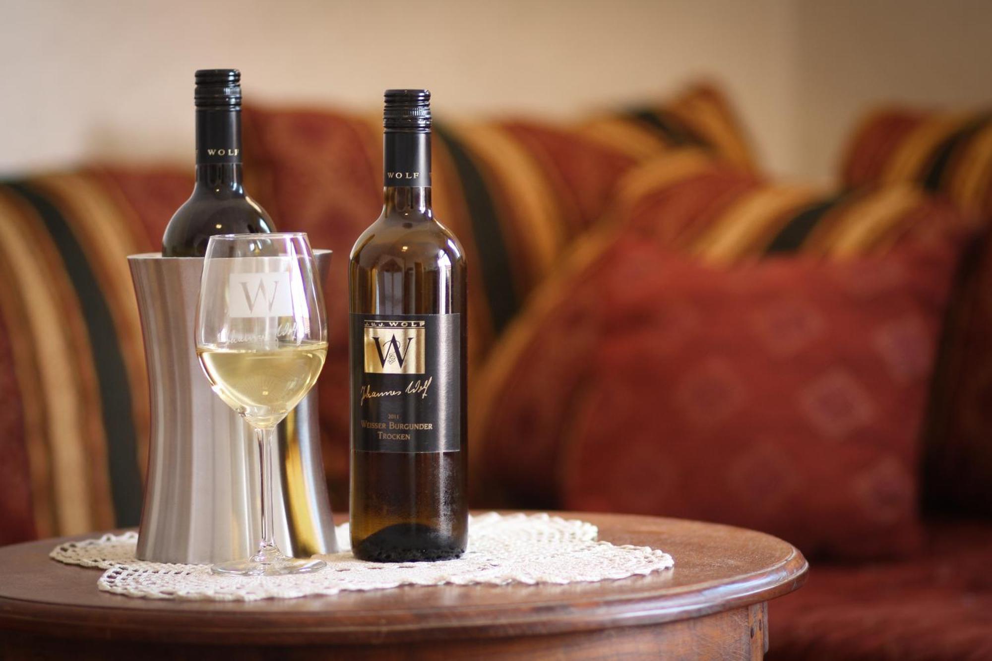Weingut Weinstube Weinhotel Wolf Harxheim 외부 사진